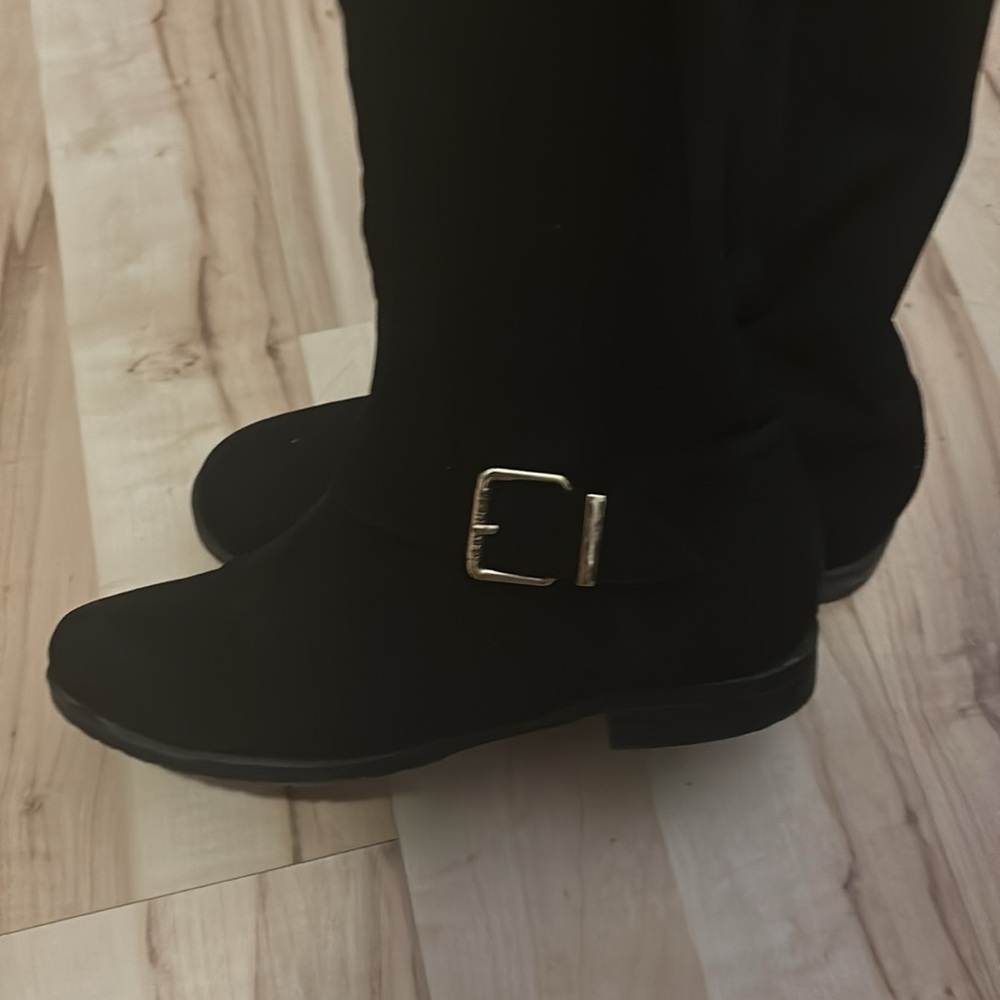 woman’s boot - Picture 4 of 4